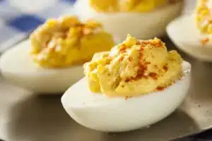 Si vous n'avez pas encore essayé les œufs mimosa à la friteuse à air, c'est le moment