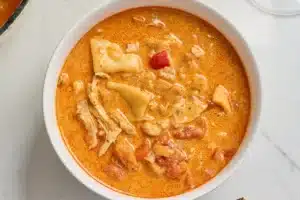 Soupe de poulet et quenelles à la paprikash