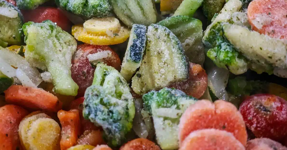 Voici pourquoi les légumes surgelés coûtent beaucoup moins cher que les légumes frais (et il y a un bonus supplémentaire)