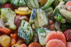 Voici pourquoi les légumes surgelés coûtent beaucoup moins cher que les légumes frais (et il y a un bonus supplémentaire)